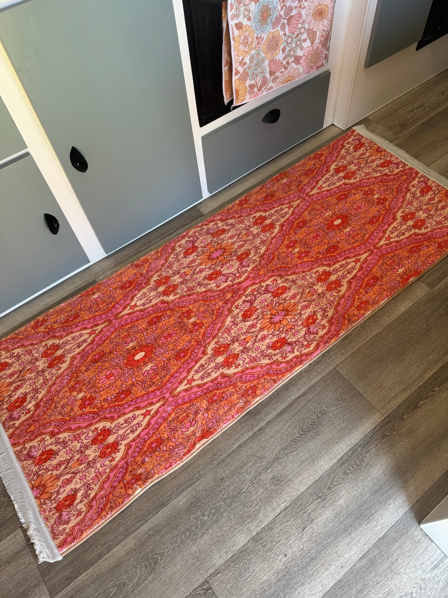 Alyia floor rug